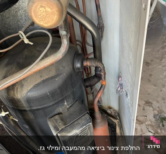 מדחס ומערכת צינורות של מזגן